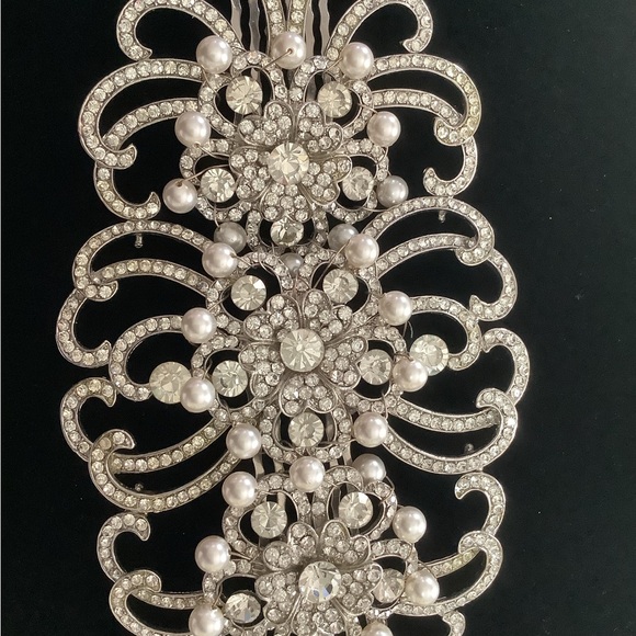 Elegant Silver and Pearl Hair Accessory - Picture 4 of 10